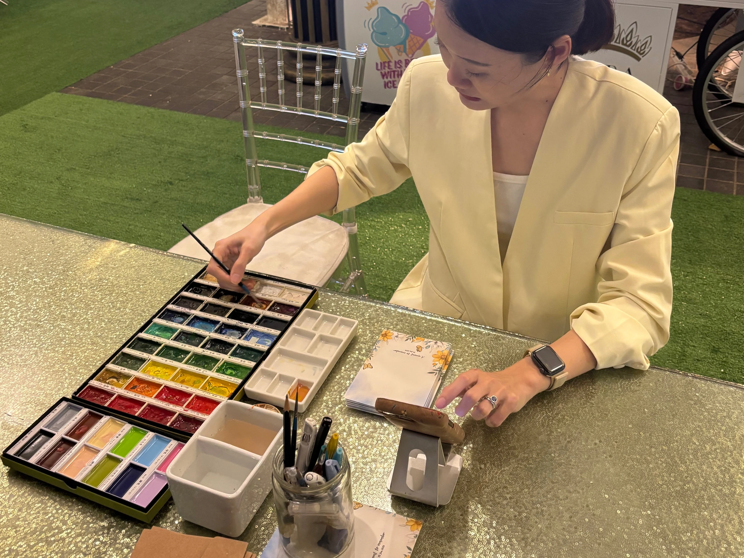 Live wedding painter painting guest portraits in Singapore
